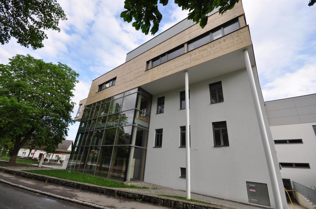 Außenansicht Bibliothek und Volksschule Kronstorf