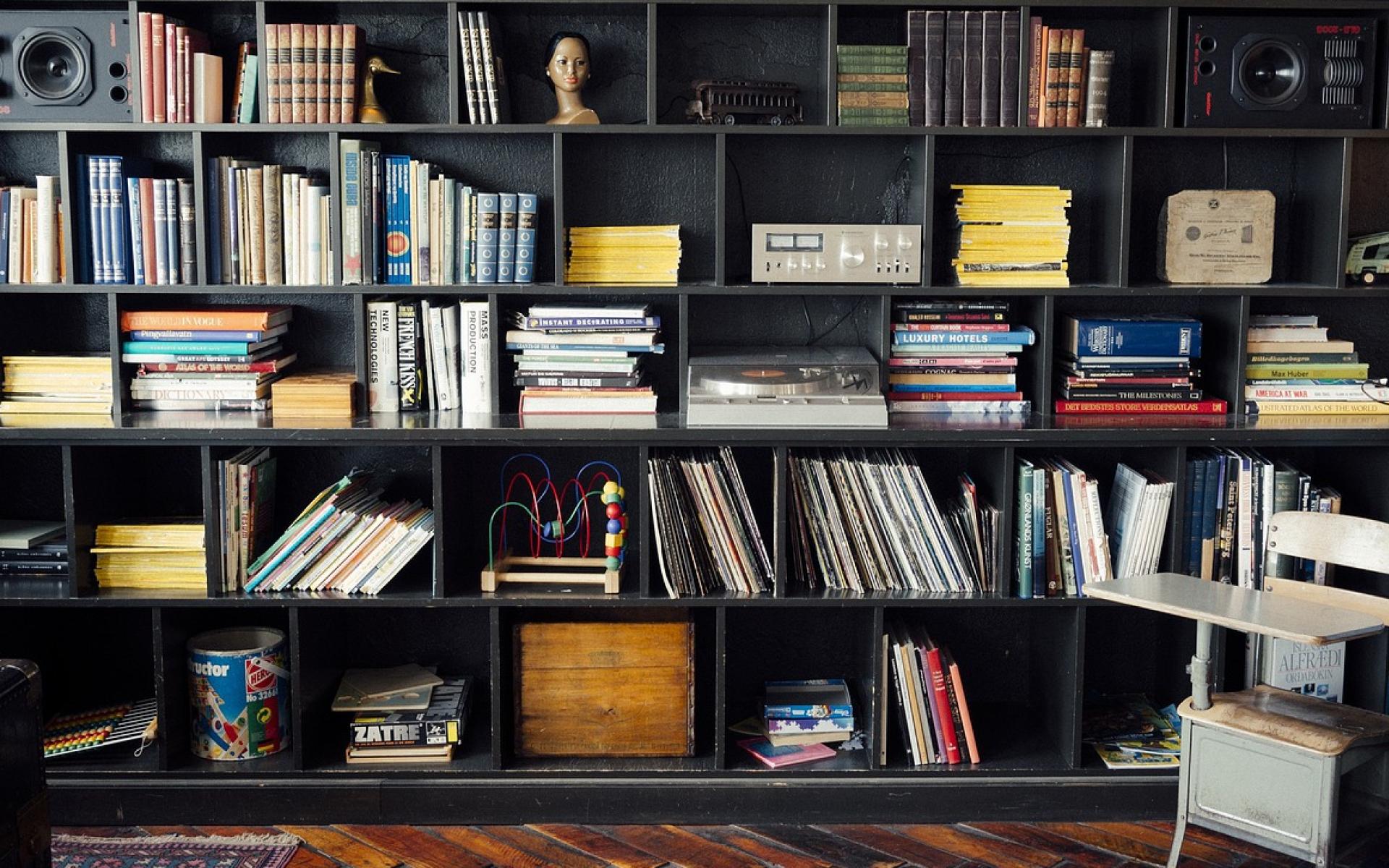 Bücherregal