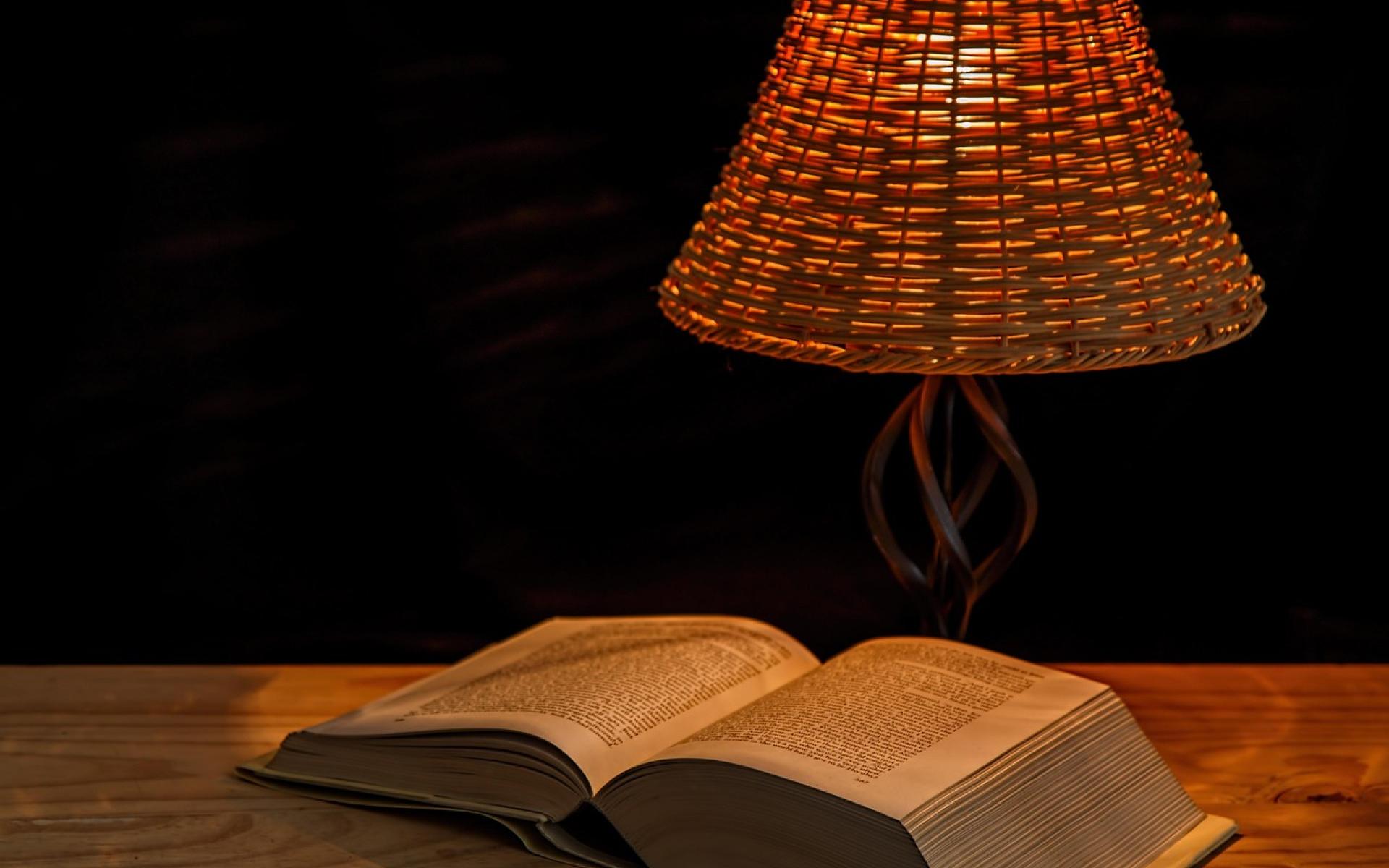 Buch und Lampe