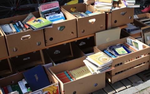 Flohmarktkisten mit Büchern